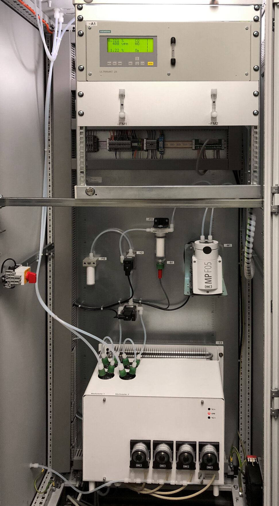 Systemschrank Frontalansicht eines geöffneten Systemschranks