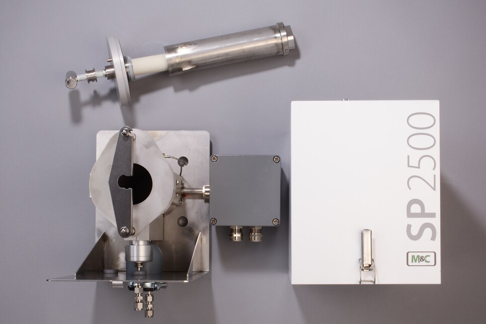 Frontalansicht Gasentnahmesonde SP2500-H/C/I/BB-F und Wetterschutzhaube